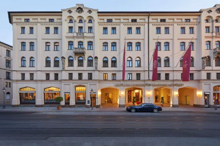 Außenansicht Hotel Vier Jahreszeiten Kempinski München